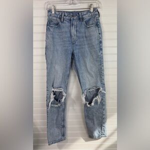 American Eagle women’s Mom Straight denim jean. Light/medium wash. Size 0 Reg